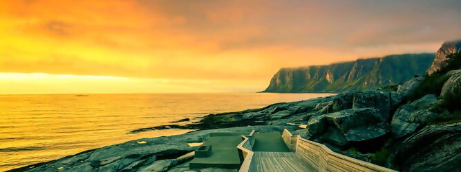 Trip Griechenland Ferienhaus Norwegen – Schwindelfrei auf Preikestolen – die spektakuläre Felskanzel erhebt sich als steile Plateauklippe über dem Lysefjord. Die Aussicht über den Fjord ist atemberaubend, schwindelfrei sein ist Voraussetzung. Es lohnt sich auf jeden Fall, schon mitten in der Nacht aufzustehen, um den magischen Moment des überwältigend schönen Sonnenaufgangs mitzuerleben, grandios wie sich die ersten Sonnenstrahlen in den steilen Felswänden verfangen und die Bergmauern zum Leuchten bringen. Dieser Augenblick inspiriert zur Demut und Dankbarkeit. Die beliebtesten Orte für Ferien in Norwegen, locken mit besten Angebote für Hotels und Ferienunterkünfte mit Werbeaktionen, Rabatten, Sonderangebote für Norwegen Urlaub buchen.