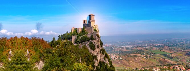 Trip Griechenland Urlaubsdestination - San Marino – Hol ihn dir – den heißbegehrten Einreise-Stempel von San Marino. Nimm deinen Reisepass, besuche die örtliche Tourismusbehörde, hier wird die kleine Trophäe in dein Reisedokument gestempelt, es sieht gut aus und ist eine supertolle Urlaubserinnerung. Dieses neue Trendy-Reiselust-Souvenir passt ausgezeichnet zu den anderen außergewöhnlichen Stempeln deiner vergangenen Reisen. San Marino ist ein sehr interessanter Zwergstaat, eine Enklave, vollständig von Italien umgeben, eine der ältesten bestehenden Republiken und eines der reichsten Länder der Welt. Die beliebtesten Orte für Ferien in San Marino, locken mit besten Angebote für Hotels und Ferienunterkünfte mit Werbeaktionen, Rabatten, Sonderangebote für San Marino Urlaub buchen.